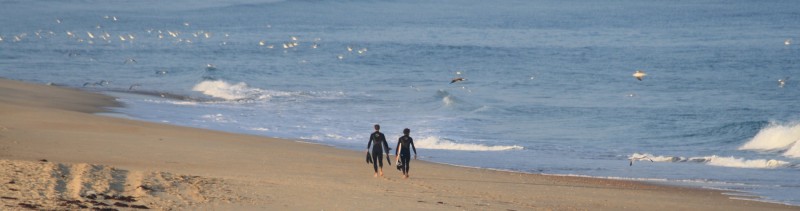 Surfers sur la plage de Contis dans les Landes