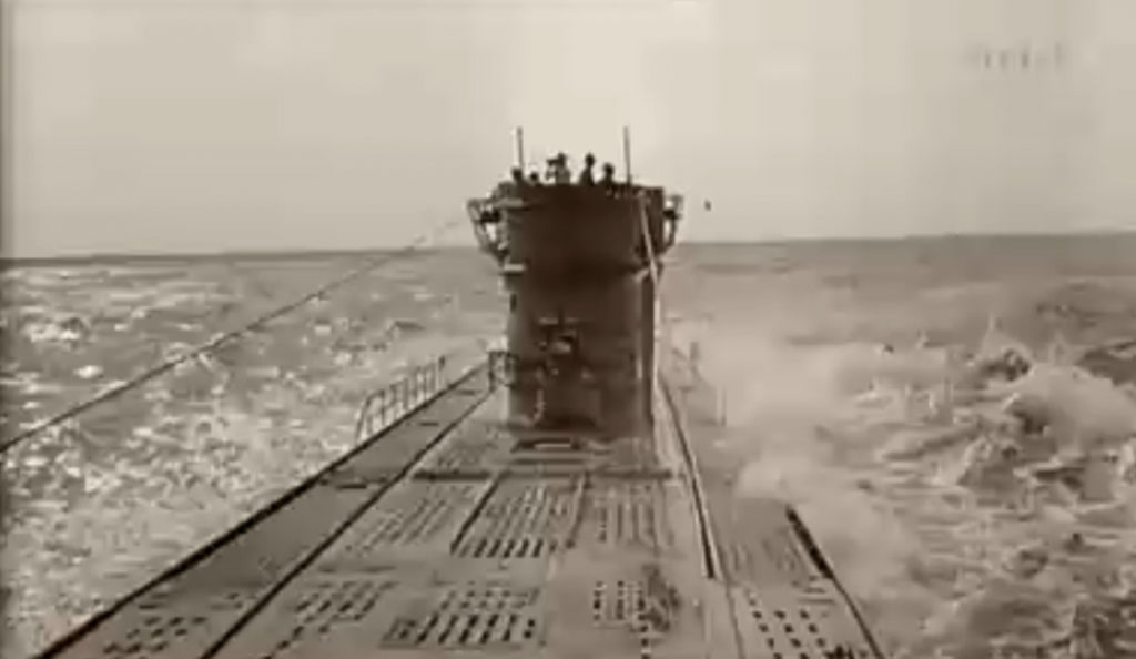 WW2 Un U-Boote Type XIIC allemand réintègre son port français 