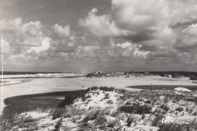 1953 : au bord de la falaise de la position Ba03, regard vers le village de Contis et la position Ba02