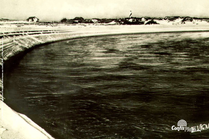 1952 : La Grande boucle du courant, qui donnera aujourd'hui la plage du courant, menace les premières maisons sur la rive Nord de Contis.